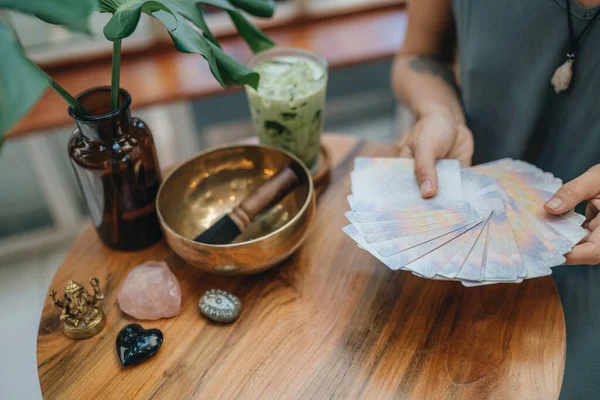 Mujer Está Leyendo Cartas Del Tarot Mesa Cafetería —  Fotos de Stock