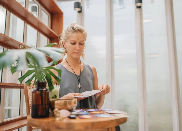 Vrouw Leest Tarot Kaarten Tafel Café — Stockfoto