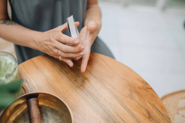 Vrouw Leest Tarot Kaarten Tafel Café — Stockfoto