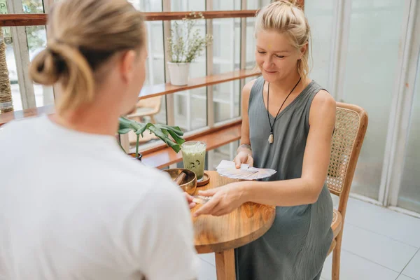 Vrouw Leest Tarot Kaarten Café — Stockfoto