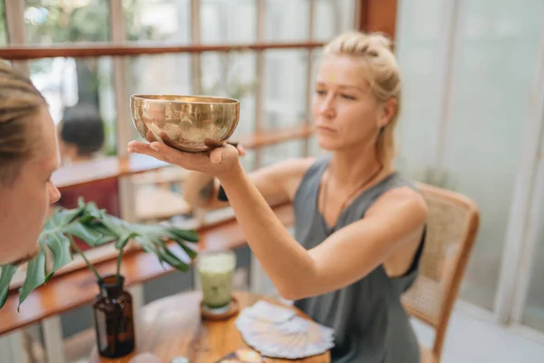 Sound Healer Werkt Met Tibetaanse Singing Bowl Met Een Man — Stockfoto