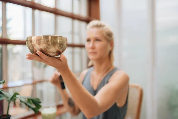 Sound Healer Együtt Dolgozik Tibeti Énekes Kupával Egy Férfival Kávézóban — Stock Fotó