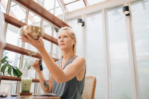 Sound Healer Werkt Met Tibetaanse Singing Bowl Met Een Man — Stockfoto