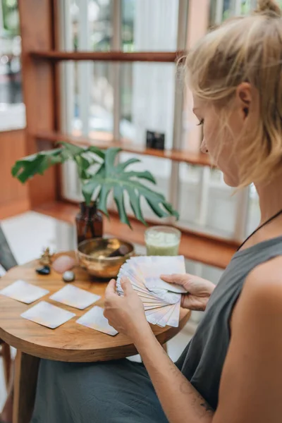 Vrouw Leest Tarot Kaarten Tafel Café — Stockfoto