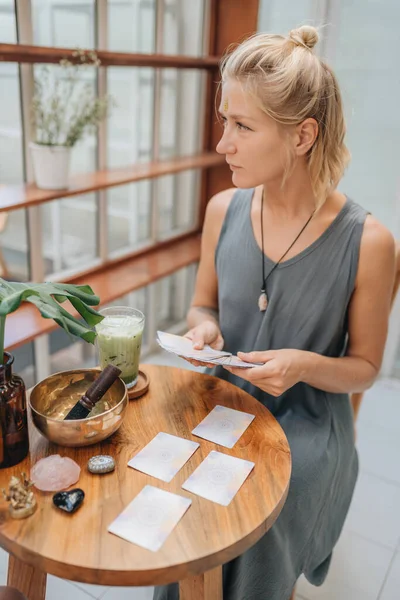 Vrouw Leest Tarot Kaarten Tafel Café — Stockfoto