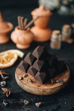 Kuru likörlü bir grup çikolata şekeri yakından çek.