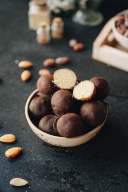 Koyu arkaplanda badem ezmesi olan çikolatalı şekerler