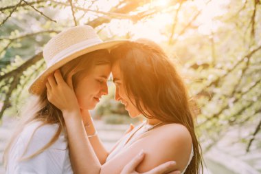 İki mutlu lezbiyen kadın öpüşüyor.