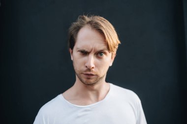 Koyu duvar arka planında çılgın bir adamın portresi