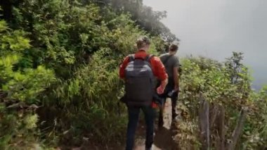 Turistler Doi Inthanon Ulusal Parkı 'ndaki Kew Mae Pan Doğa Yolu' nda yürüyorlar.
