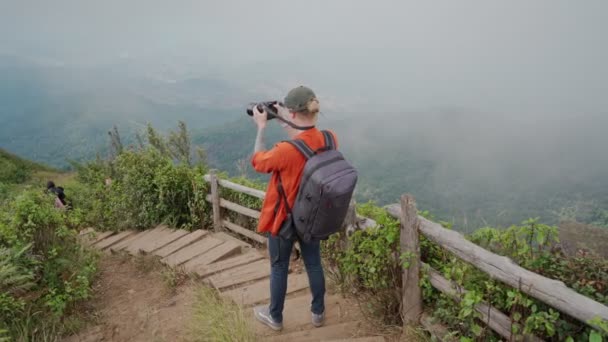 Homem fotógrafo fazendo foto no Kew mae pan trilha natureza no Doi Inthanon parque nacional, Chiangmai — Vídeo de Stock