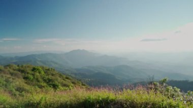 Doi Inthanon Milli Parkı 'nda Tayland' ın en yüksek zirvesine geniş bir bakış açısı