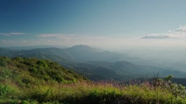 Doi Inthanon Milli Parkı 'nda Tayland' ın en yüksek zirvesine geniş bir bakış açısı