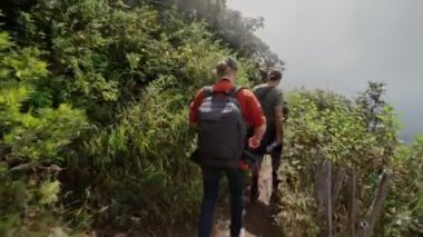 Turistler Doi Inthanon Ulusal Parkı 'ndaki Kew Mae Pan Doğa Yolu' nda yürüyorlar.