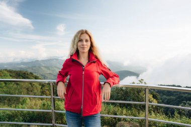Tayland 'ın en yüksek noktasında kırmızı ceket giyen bir kadın. Tayland 'ın en yüksek noktası Doi Inthanon