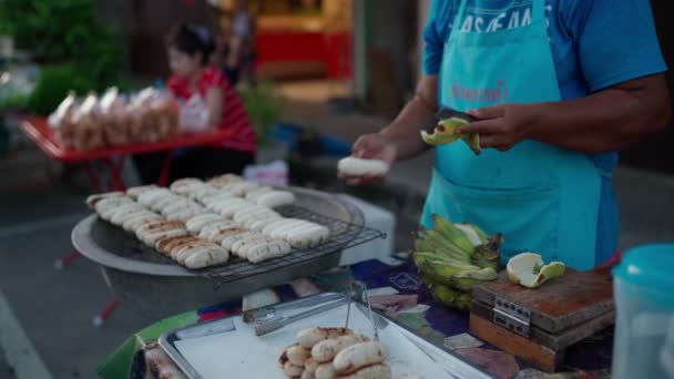 Thaïlande, Koh Phangan - 30 août 2020 : Dessert thaï traditionnel - bananes frites sucrées sur le marché — Video