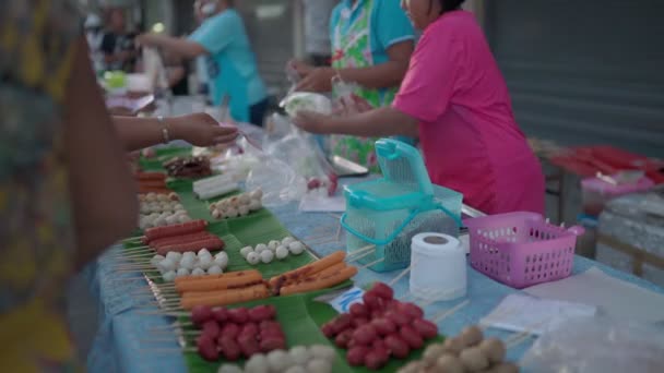 Tajlandia, Koh Phangan - 30 sierpnia 2020: Sprzedaż przekąsek na parze w straganach spożywczych — Wideo stockowe