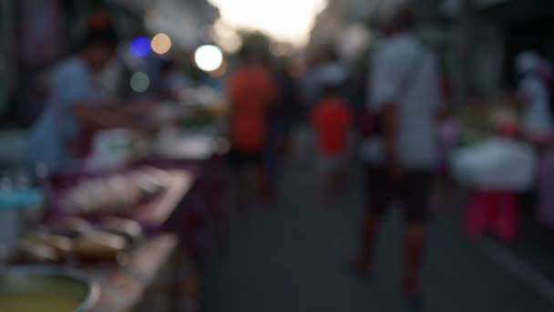 Vídeo borroso y desenfocado de personas caminando en el mercado tailandés de alimentos — Vídeo de stock