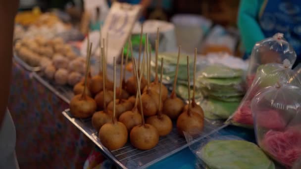 Kunden kaufen traditionelle thailändische Lebensmittel auf dem Lebensmittelmarkt in Thailand — Stockvideo