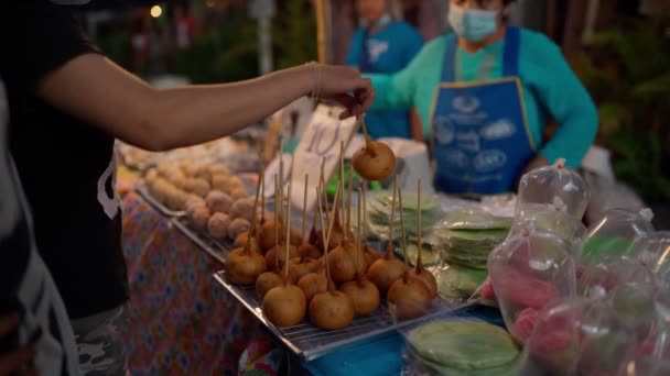 Kunden kaufen traditionelle thailändische Lebensmittel auf dem Lebensmittelmarkt in Thailand — Stockvideo