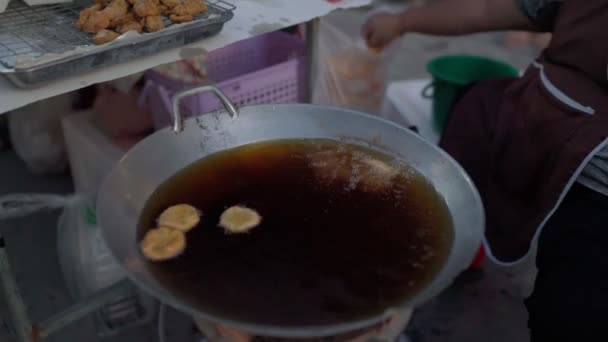 Карри рыбный торт, во фритюре в большой пан-тайская кухня — стоковое видео