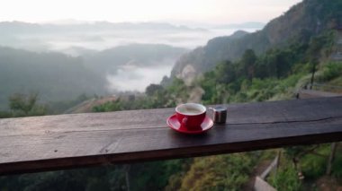 Güneşin doğuşuyla Tayland 'ın kuzeyindeki dağlarda bir fincan kahve.
