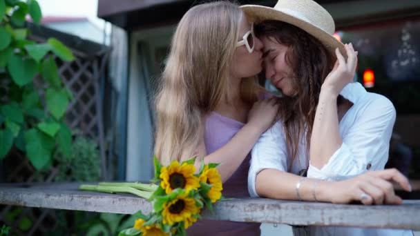 야외에서 포옹하고 입맞추는 두 명의 레즈비언 여성 — 비디오