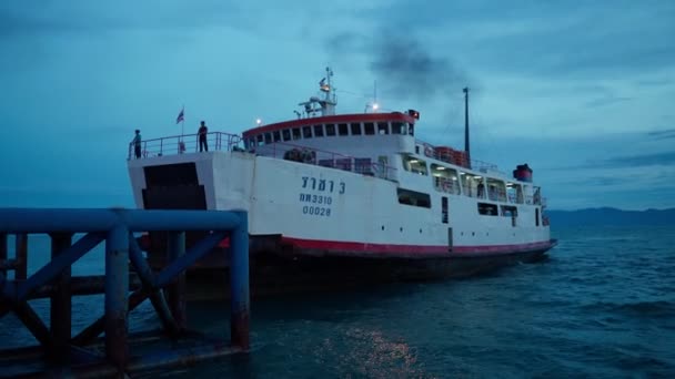 Koh Phangan, Thailand - 11. September 2020: Die Raja-Fähre kommt zum Pier — Stockvideo