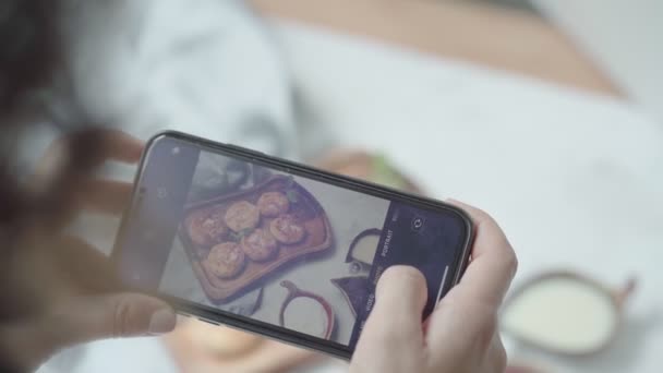 As mãos femininas tiram fotos de comida por smartphone moderno. Fecha a porta. 4K. — Vídeo de Stock