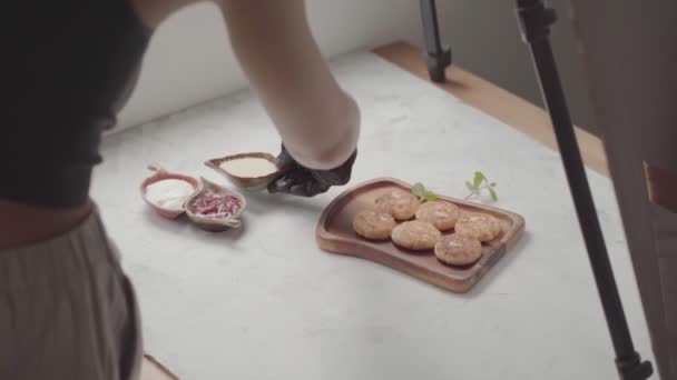 Foodstylistin macht Stillleben für Foodphoto. — Stockvideo