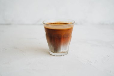 Kirli kahve - Beyaz arka planda soğuk sütlü sıcak kahve