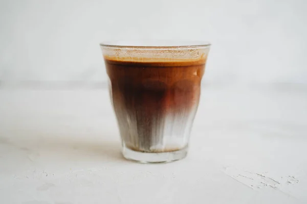 กาแฟสกปรก กาแฟร อนก บนมเย นบนพ นหล ขาว — ภาพถ่ายสต็อก