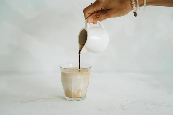 Kopi Kotor Kopi Panas Dengan Susu Dingin Dengan Latar Belakang — Stok Foto