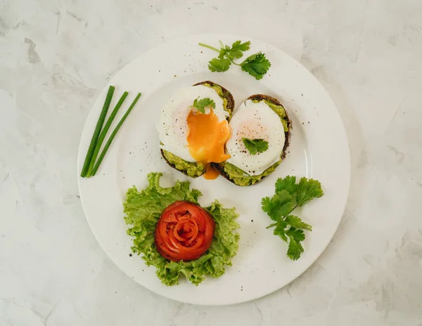 Яйца Авокадо Тостах Теста Белом Фоне Вид Сверху — стоковое фото