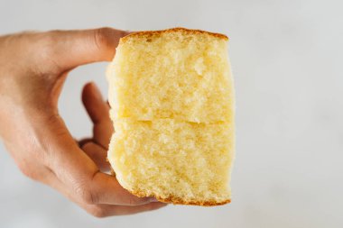 Yumuşak bisküvi tutan kadın elleri