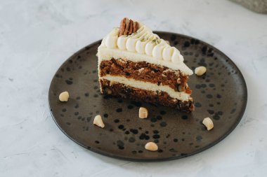 Beyaz arka planda beyaz kremalı havuçlu kek..