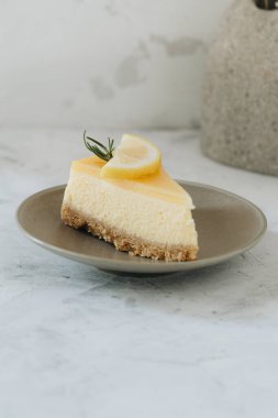 Beyaz arkaplanda Limonlu Cheesecake