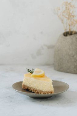 Beyaz arkaplanda Limonlu Cheesecake