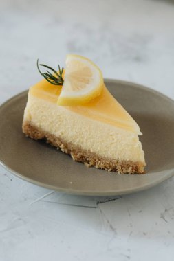 Beyaz arkaplanda Limonlu Cheesecake
