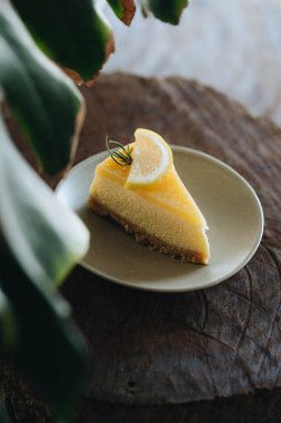 Beyaz arkaplanda Limonlu Cheesecake