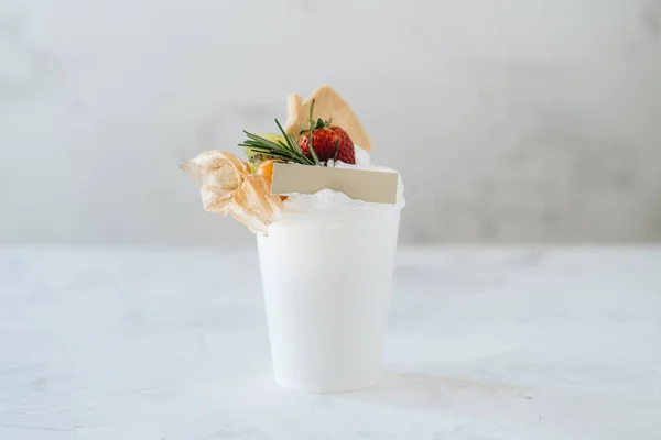 Una Tazza Con Dessert Con Panna Montata Bacche Sfondo Bianco — Foto Stock