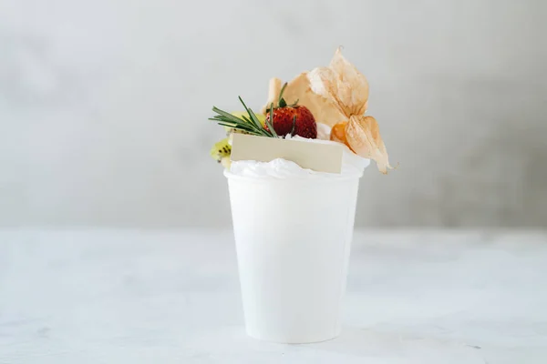 Una Tazza Con Dessert Con Panna Montata Bacche Sfondo Bianco — Foto Stock