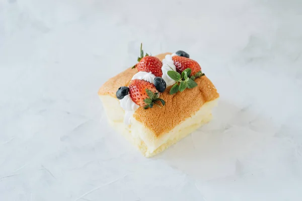 Galleta Con Crema Batida Bayas Sobre Fondo Blanco — Foto de Stock