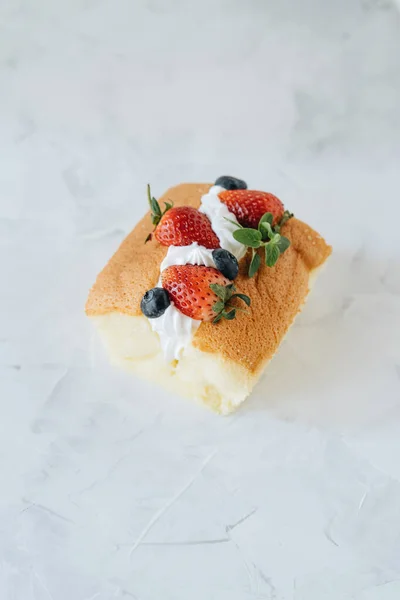 Biscuit Crème Fouettée Baies Sur Fond Blanc — Photo