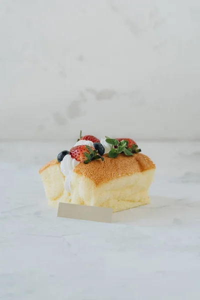 Galleta Con Crema Batida Bayas Sobre Fondo Blanco —  Fotos de Stock