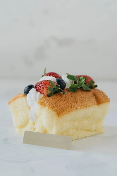 Keks Mit Schlagsahne Und Beeren Auf Weißem Hintergrund — Stockfoto