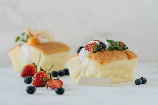 Keks Mit Schlagsahne Und Beeren Auf Weißem Hintergrund — Stockfoto