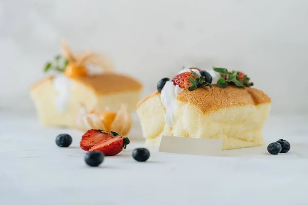 Biscoito Com Chantilly Bagas Fundo Branco — Fotografia de Stock