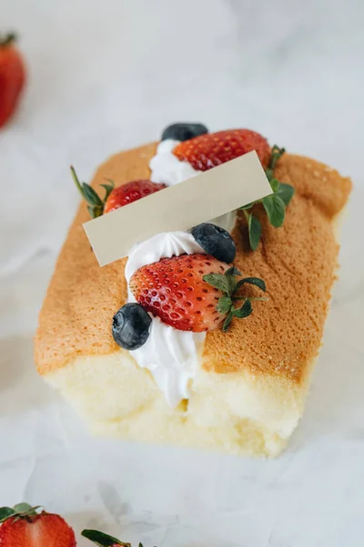 Keks Mit Schlagsahne Und Beeren Auf Weißem Hintergrund — Stockfoto