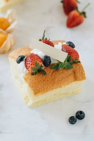 Keks Mit Schlagsahne Und Beeren Auf Weißem Hintergrund — Stockfoto